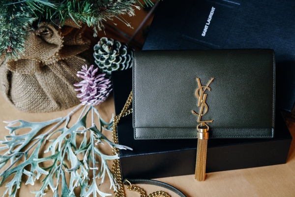 Stoffe mit Geschichte: Wie YSL\'s Designerstoffe in Designbooks Eingearbeitet Werden - Yves Saint Laurent: Revolutionär des Designs - Einblick in die Welt der Modeikone