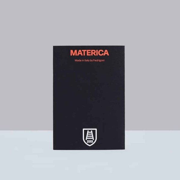 Materica Papier, Fedrigoni, Papierkollektion, Druck, Textur, Farbauswahl, Verarbeitung, Nachhaltigkeit, Musterbuch, Druckbeispiele